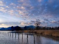 Morgenstimmung an den Wolken über der Kampenwand vom Chiemsee bei Prien-Harras betrachtet